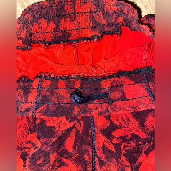 Lululemon Hotty Hot Short II 2.5” Red/Black Floral Size 2 - Picture 5 of 8